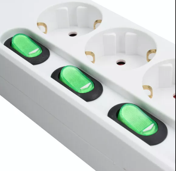 Base múltiple de alimentación 4 enchufes con interruptor individual blanca. Mod. TMUAD554