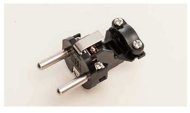 Clavija PVC goma 16A blanca Famatel. Mod. 1104