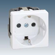 Enchufe 2P + TT Schuko + seguridad SIMON 27 blanco. Mod. 27472-65